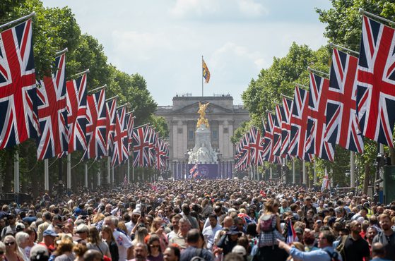 Buckingham Palace huge crowd