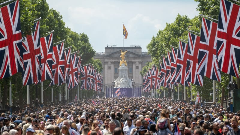 Buckingham Palace huge crowd