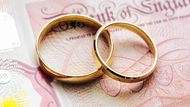 Wedding rings on British banknote