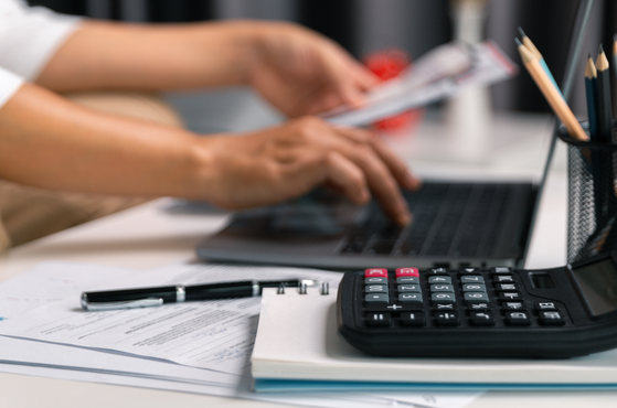 An insolvent company director calculates debts